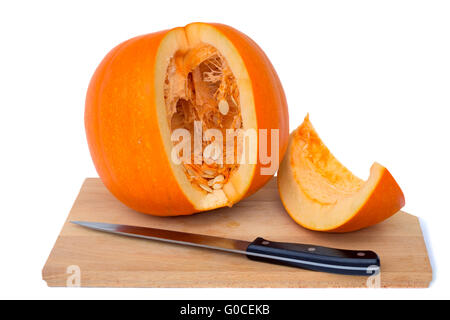 Mature tagliare la zucca su uno sfondo bianco. Foto Stock