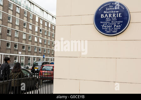 Targa blu a Sir James Matthew Barrie, romanziere e creatore di Peter Pan Foto Stock