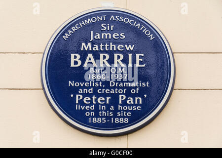 Targa blu a Sir James Matthew Barrie, romanziere e creatore di Peter Pan Foto Stock