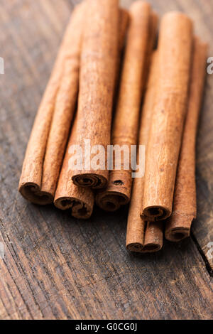 Bastoncini di cannella su tavola in legno rustico close up Foto Stock