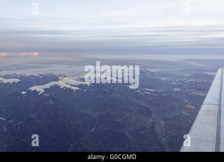 Vista aerea di montagne coperte di neve Foto Stock