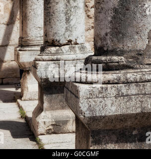 Le rovine della sinagoga nella piccola cittadina di Cafarnao Foto Stock