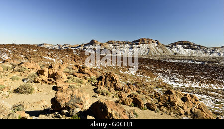 Paesaggio di lava con campi di neve Foto Stock