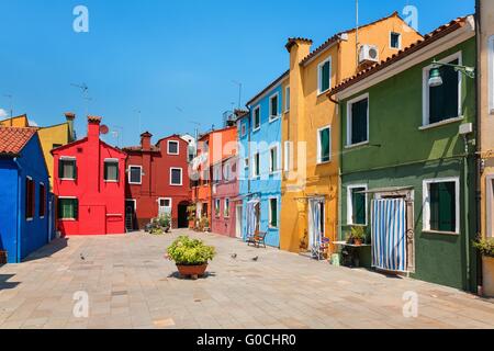 Case colorate in una riga sull'isola veneziana Burano Foto Stock