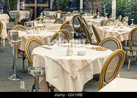 Il ristorante vuoto tabelle nella città italiana di Venezia Foto Stock