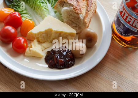 Inglese tradizionale pranzo plowmans consistente di pane, formaggi, sottaceti e birra Foto Stock