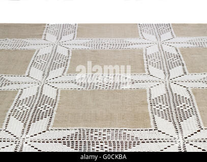 Un frammento di un tavolo ricoperto con una biancheria tablecl Foto Stock