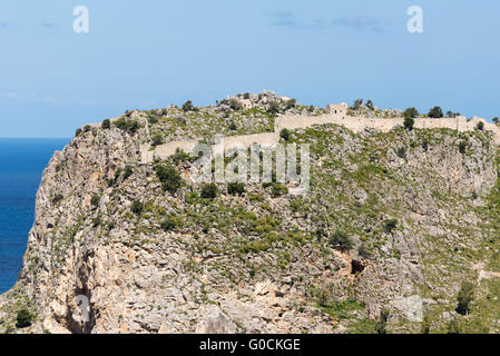 Montagna con antiche rovine e pareti a Cefalu Foto Stock