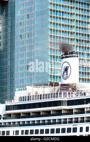 Parte della MS in uscita Rotterdam VI con il fumo Foto Stock