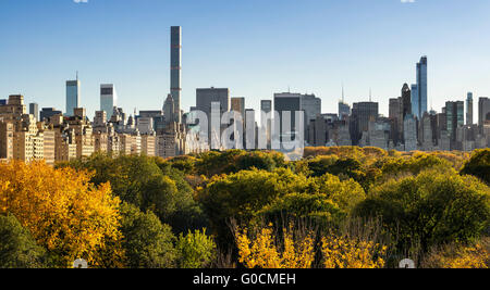 Rientrano nel parco centrale con Midtown e Central Park South grattacieli con Upper East Side edifici ad alta. La città di New York Foto Stock