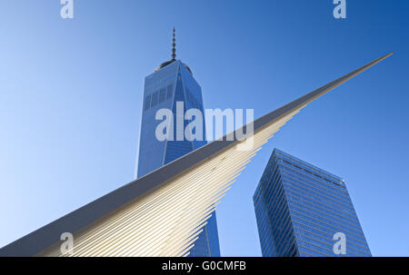 Nuova Autorità Portuale Hub di trasporto Guglia dell'architetto Santiago Calatrava con One World Trade Center e sette WTC. New York Foto Stock