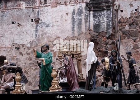 Figure scolpite raffiguranti Gesù crocifissione processo che è stato utilizzato per la processione religiosa di Semana Santa Settimana Santa al XVII secolo Santa Catalina scuola di Antigua in una città negli altipiani centrali del Guatemala America Centrale Foto Stock