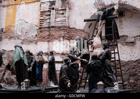 Figure scolpite raffiguranti Gesù crocifissione processo che è stato utilizzato per la processione religiosa di Semana Santa Settimana Santa al XVII secolo Santa Catalina scuola di Antigua in una città negli altipiani centrali del Guatemala America Centrale Foto Stock