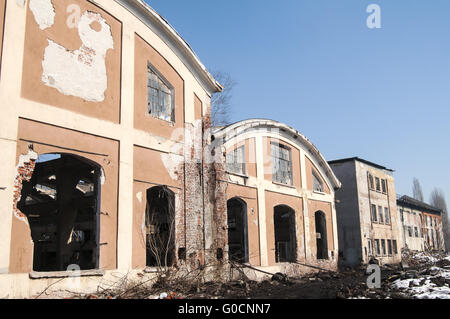 Demolita rovine della facciata della vecchia fabbrica ferroviaria Foto Stock