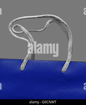 Colore argento corde intrecciate in un blu sacchetto di carta Foto Stock