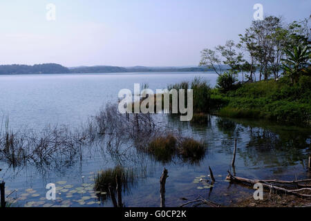 Vista del lago di El Petén Itza nel nord del dipartimento di Petén in Guatemala. America centrale Foto Stock