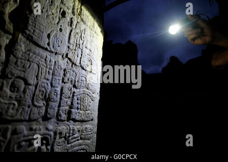 Dettaglio di un antico geroglifico Maya script o glifo in una stele presso il Gran Plaza presso il sito archeologico di Tikal un antico centro urbano del pre-colombiana civiltà Maya situato nella zona archeologica di El Petén Basin nel nord del Guatemala Foto Stock