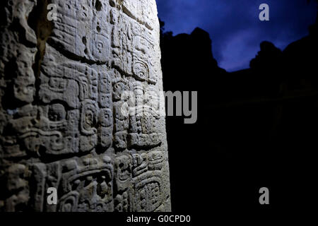 Dettaglio di un antico geroglifico Maya script o glifo in una stele presso il Gran Plaza presso il sito archeologico di Tikal un antico centro urbano del pre-colombiana civiltà Maya situato nella zona archeologica di El Petén Basin nel nord del Guatemala Foto Stock