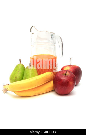 Brocca di succo. Pere e mele e banane. Su un Foto Stock