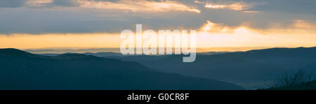 Suggestivo panorama del tramonto sul paesaggio ucraino da frontiere con la Slovacchia Foto Stock