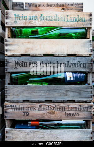 In legno scatole di vino, riempita di svuotare le bottiglie di vino, di marca con il vino dalla Germania, Foto Stock