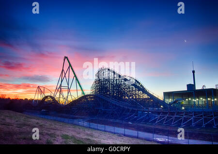 Curve di un roller coaster al tramonto o l'alba Foto Stock