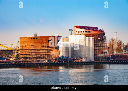 Scafo della nave in costruzione al cantiere navale. Foto Stock