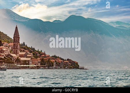 Vista dalla barca su Perast, Kotor Bay, Montenegro. Foto Stock