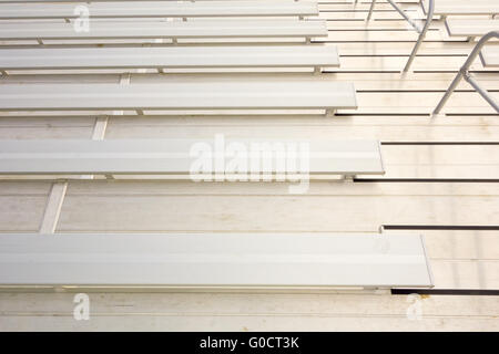 Candeggiante vuoto posto a sedere in righe, preso in una scuola moderna stadio sportivo facility Foto Stock