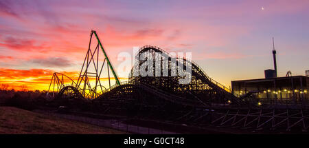 Curve di un roller coaster al tramonto o l'alba Foto Stock