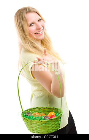 Ragazza con cesto di uova colorate per la pasqua Foto Stock