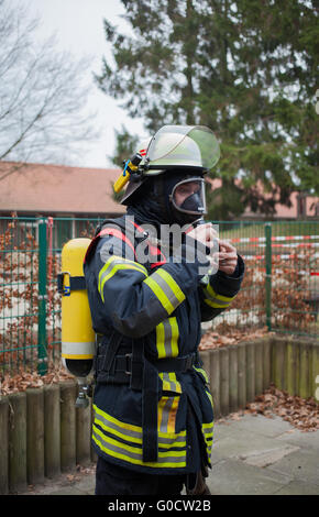 Firefighter crea la sua protezione respiratoria equ Foto Stock