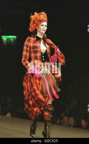 Vivienne Westwood fashion show at SECC Glasgow nel 1999 Foto Stock