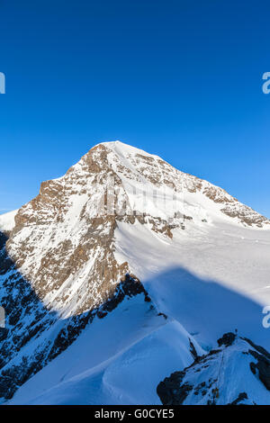 Chiudere la vista del picco Monch dalla Jungfraujoch, sulla piattaforma view dell osservatorio Sphinx, su Oberland Bernese, Svizzera. Foto Stock