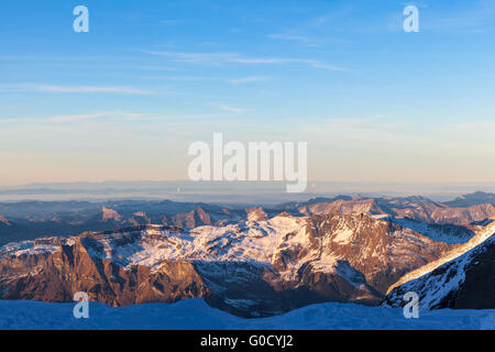 Vista panoramica della catena montuosa delle Alpi Bernesi al tramonto dalla Jungfraujoch, Oberland bernese, Svizzera Foto Stock