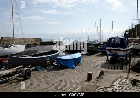 Imbarcazioni da diporto sulla banchina a Dysart Harbour, vicino a Kirkcaldy in Fife, Scozia. Foto Stock