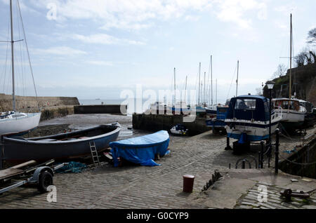 Imbarcazioni da diporto sulla banchina a Dysart Harbour, vicino a Kirkcaldy in Fife, Scozia. Foto Stock