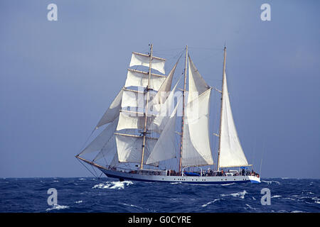 Barquentine con vele bianche nel mare calmo Foto Stock