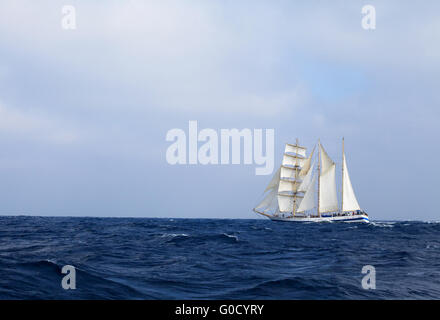 Barquentine con vele bianche nel mare calmo Foto Stock