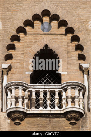 Balcone decorativo di una torre medievale a Siviglia Foto Stock