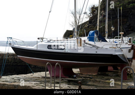 Imbarcazioni da diporto sulla banchina a Dysart Harbour, vicino a Kirkcaldy in Fife, Scozia. Foto Stock