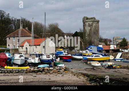 Imbarcazioni da diporto sulla banchina a Dysart Harbour, vicino a Kirkcaldy in Fife, Scozia. Foto Stock