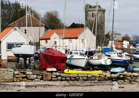 Imbarcazioni da diporto sulla banchina a Dysart Harbour, vicino a Kirkcaldy in Fife, Scozia. Foto Stock