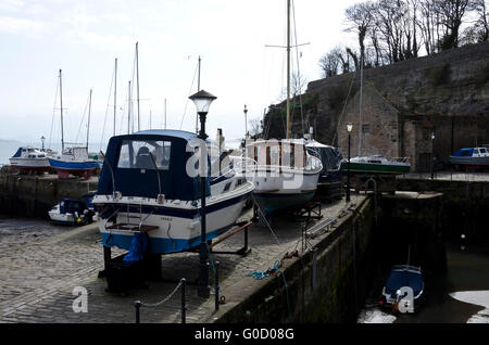 Imbarcazioni da diporto sulla banchina a Dysart Harbour, vicino a Kirkcaldy in Fife, Scozia. Foto Stock