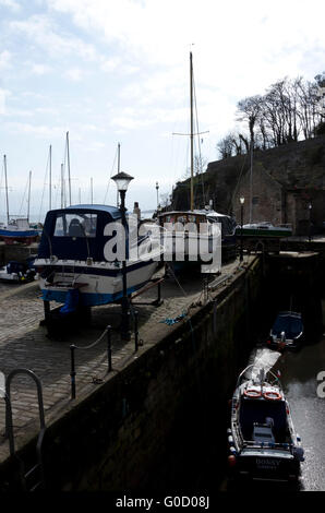 Imbarcazioni da diporto sulla banchina a Dysart Harbour, vicino a Kirkcaldy in Fife, Scozia. Foto Stock