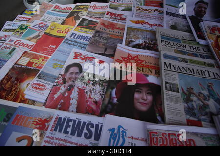 Supporti per la vendita in edicola in centro di Yangon, la Birmania Foto Stock