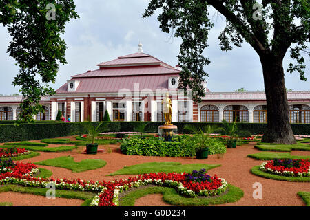 Il Palazzo di Monplaisir nel giardino inferiore, Peterhof Foto Stock