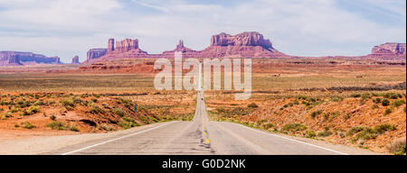 Scendendo in Valle Monumento a Utah Arizona b Foto Stock