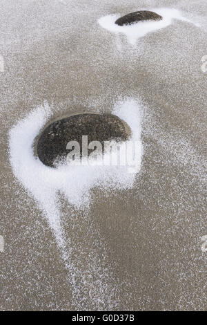 Pietre nevoso su di una spiaggia di sabbia, Lofoten, Norvegia Foto Stock