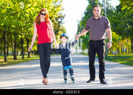 Ragazzino con il padre e la madre Foto Stock